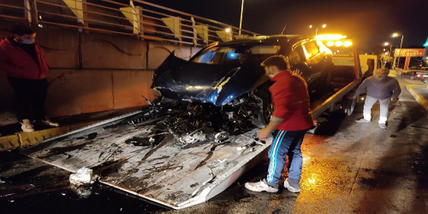 Kaza yapan otomobilin  motoru yerinden çıktı