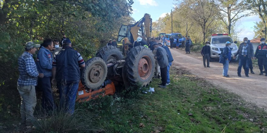 Devrilen traktörün sürücüsü yaralandı