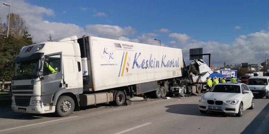 Park halındaki TIR’a çarptı: 1 yaralı