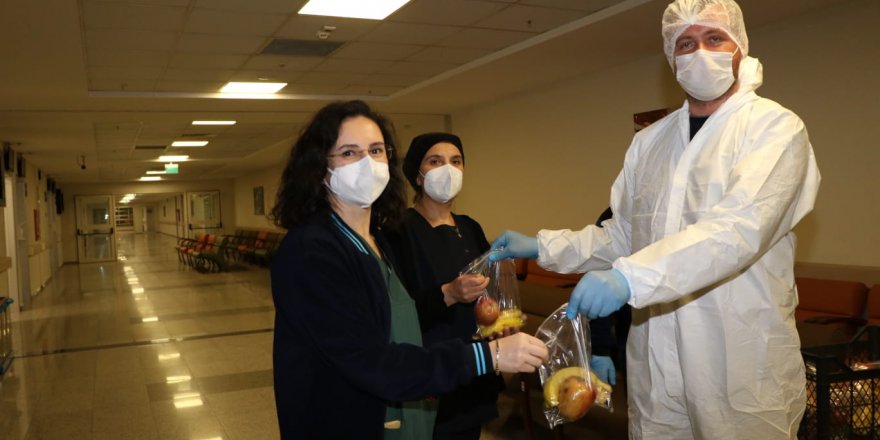 Koronavirüsün öncü savaşçılarına  Büyükşehir’den meyve desteği