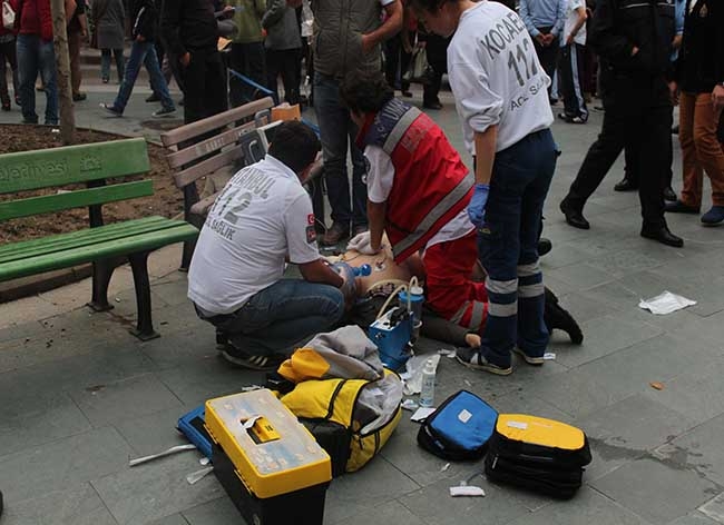 Yaşlı adam bir anda yere yığıldı