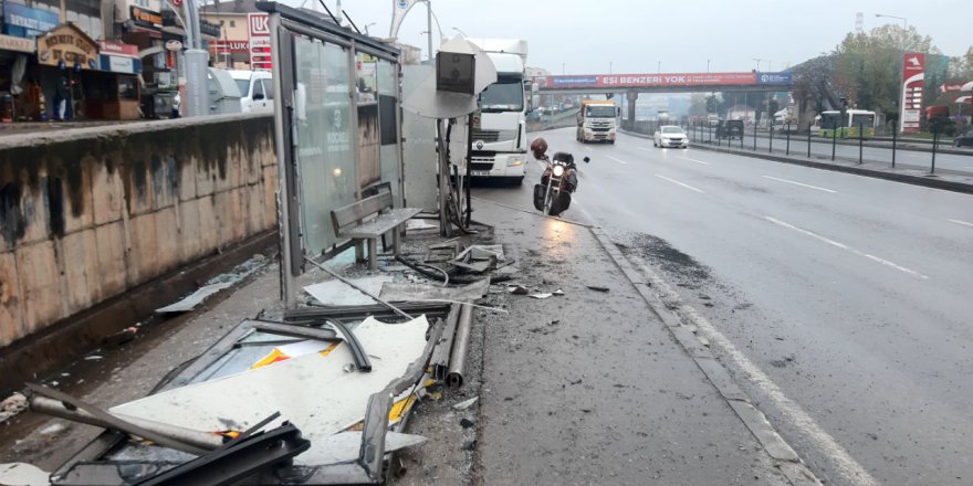 Tır servis aracına çarptı:  1 yaralı