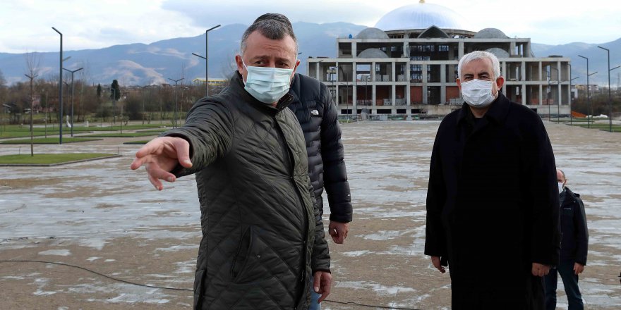 32 dönümlük alana  Kent Meydanı