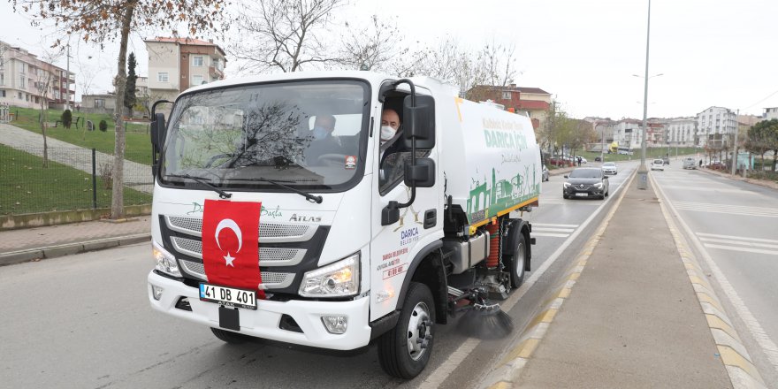 Bıyık, temizlik aracıyla  sokakları temizledi