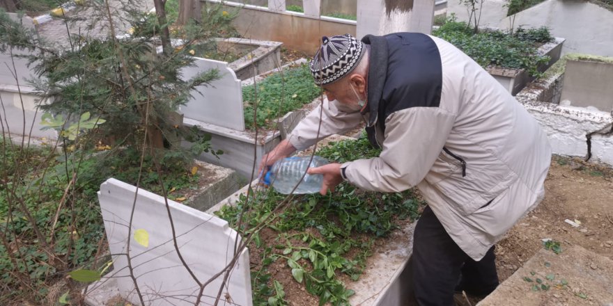 30 yıldır mezarlık bakımı yapıyor