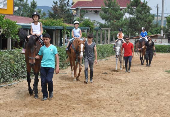 Çocukları at ve toprakla buluştu