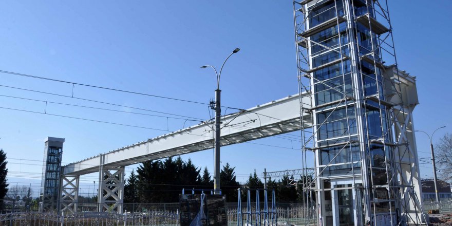 Üst geçitlerde çalışmalar sürüyor