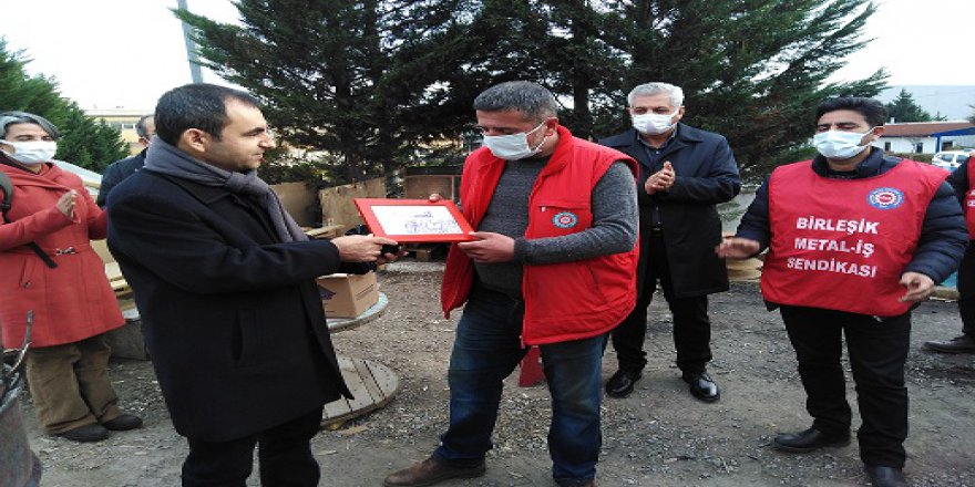 EMEP Genel Başkanı  çizdiği resmi işçilere ulaştırdı