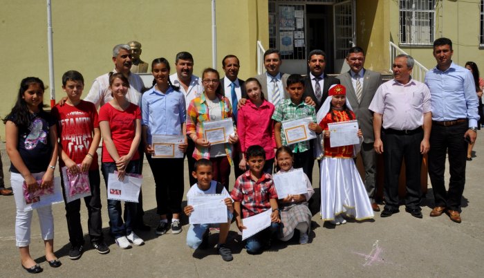 Protokol öğrencilere karnelerini verdi