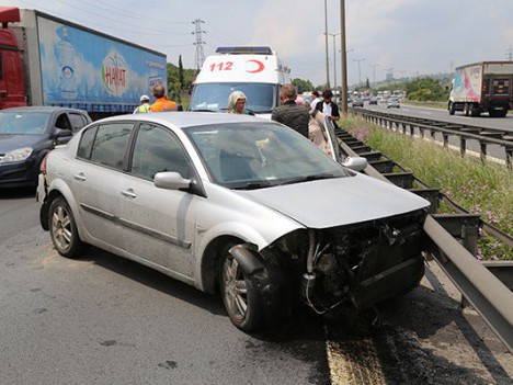 Otomobildeki beş kişi ölümden döndü