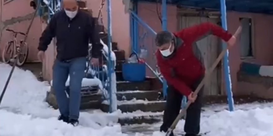 Vatandaşın kapısını temizledi