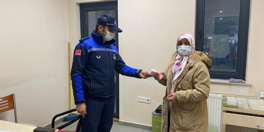 Zabıta bulduğu parayı sahibine teslim etti