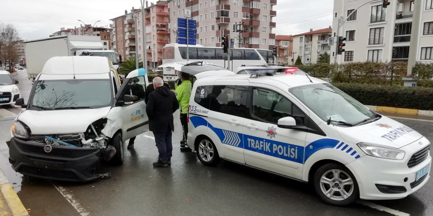 Ticari araç ile otomobilin çarpıştı: 1 yaralı