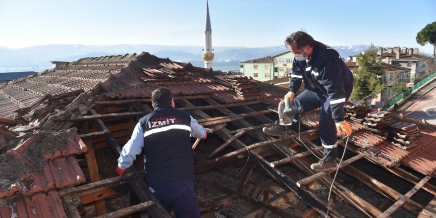 Çatısı yanan vatandaşın imdadına İzmit Belediyesi koştu