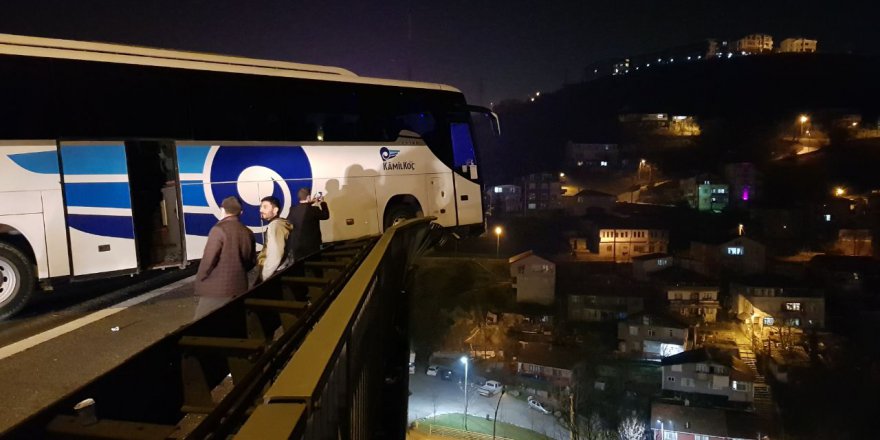 Refüje çarpan otobüs  viyadükte asılı kaldı: 6 yaralı