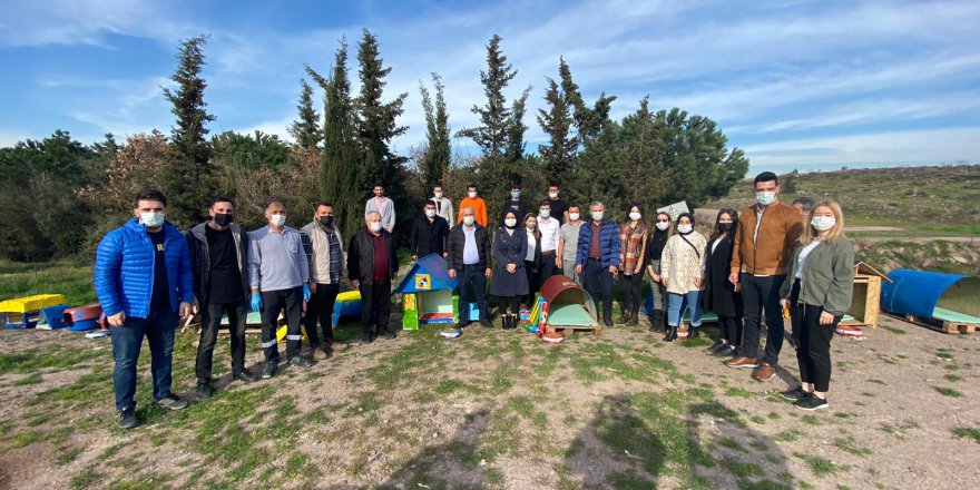 AK PARTİLİ GENÇLER SOKAK HAYVANLARINI UNUTMADI