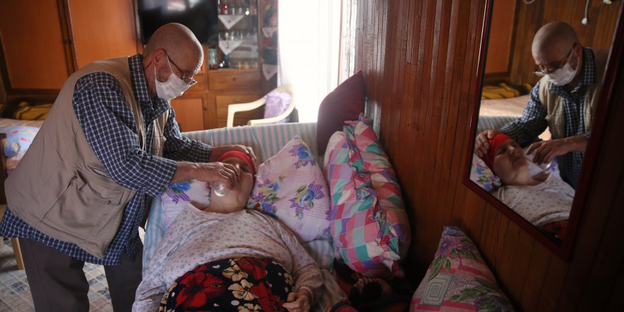 Felçli eşine 6 yıldır bebek gibi bakıyor