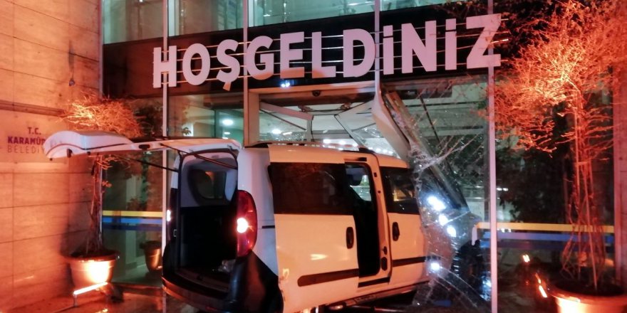 Polisten kaçarken kapıya çarptı!