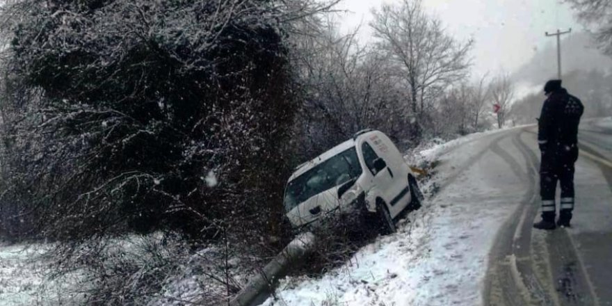 Elektrik direğine çarpan araç  11 mahalleyi enerjisiz bıraktı