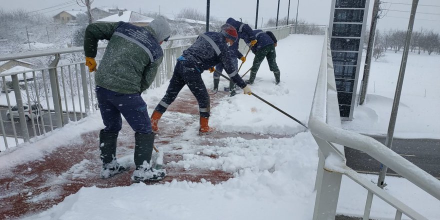 Üstgeçit ve duraklarda  buzlanmaya karşı çalışma