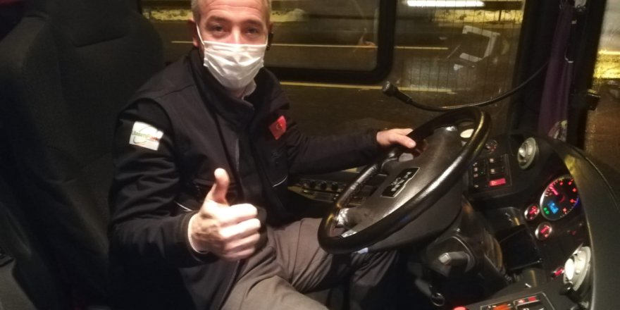 Yolda ve durakta kalan  yayaları otobüse aldı