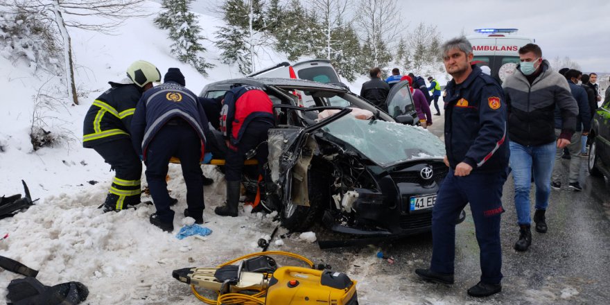 2 araç çarpıştı: 4 yaralı