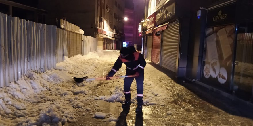 GEBZE BELEDİYESİ: Ekiplerden gece kar mesaisi