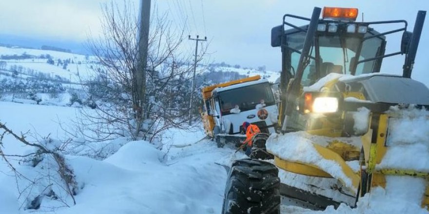 Yolda kalan Karayolları aracı kurtarıldı