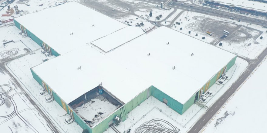 Fuar Merkezi’nin çatısı çöktü