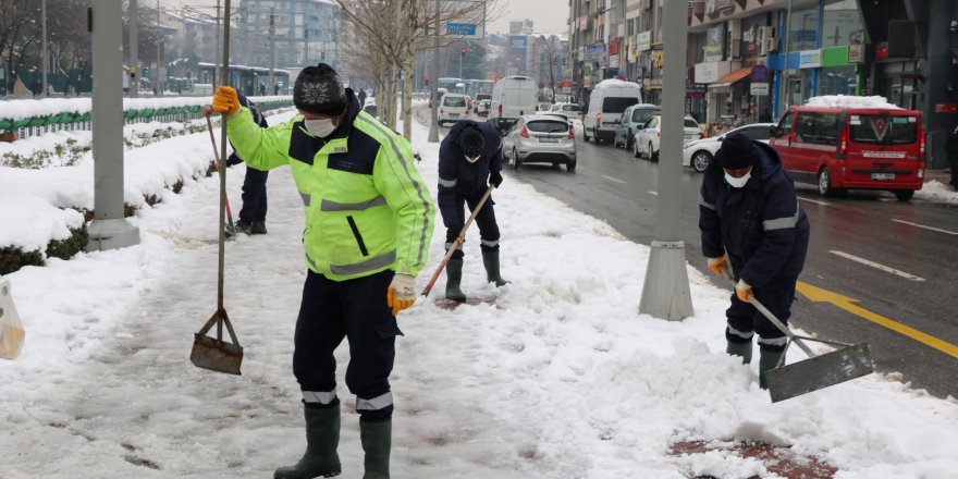 Büyükşehir’den yürüyüş yolunda temizlik çalışması