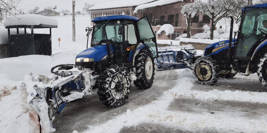 Kar bıçakları, köylerdeki yolları açık tutuyor