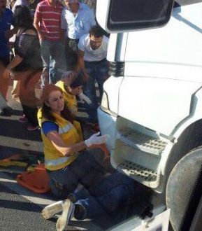 Kamyon altında kaldı