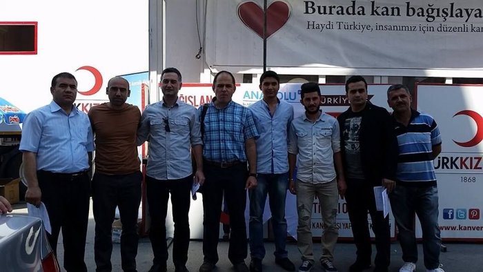 Gençler kan verdi