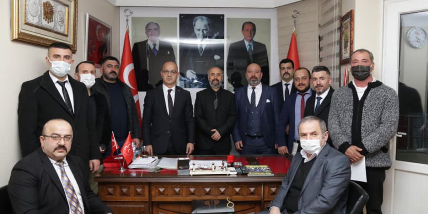MHP’de yeni üyelere rozet takıldı