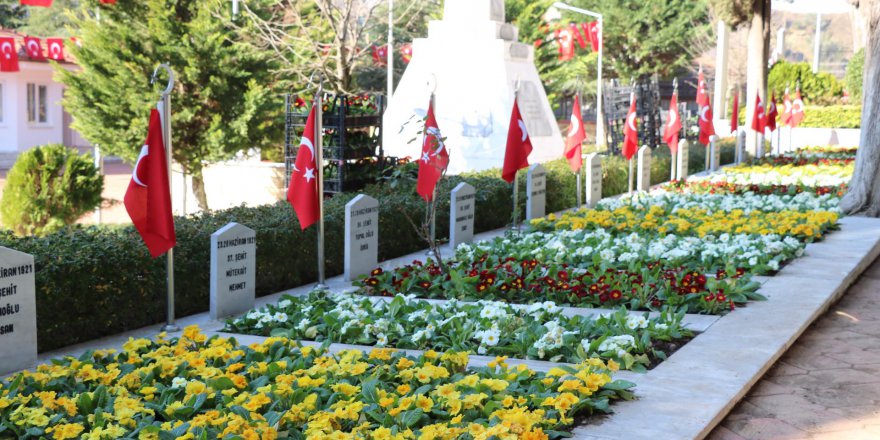 Kocaeli’de Şehitlikler çiçek açtı