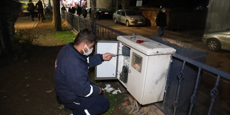 Parklardaki aydınlatmalar kontrol ediyor