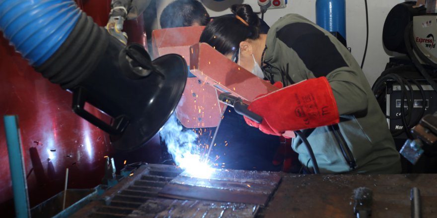 MÜHENDİS ÇİFT, BELEDİYENİN KURSUNDA KATILDI: Gaz altı kaynak öğreniyorlar