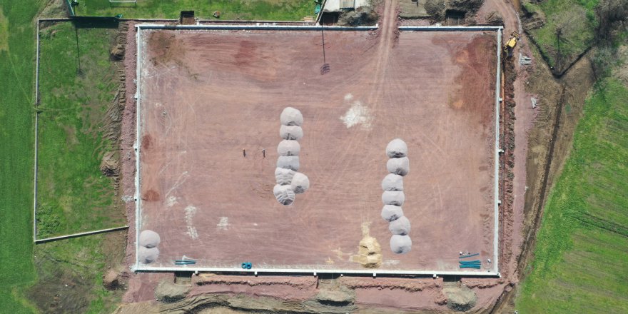 Sahanın zeminine stabilize malzeme  serildi