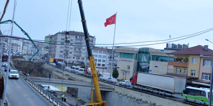 Köprülü kavşakta çalışmalar sürüyor