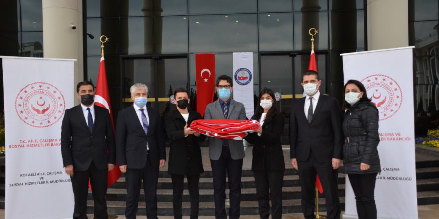 ÇANAKKALE'DE GÖNDERE ÇEKİLECEK:   Ay yıldızlı bayrak Kocaeli'ye ulaştı