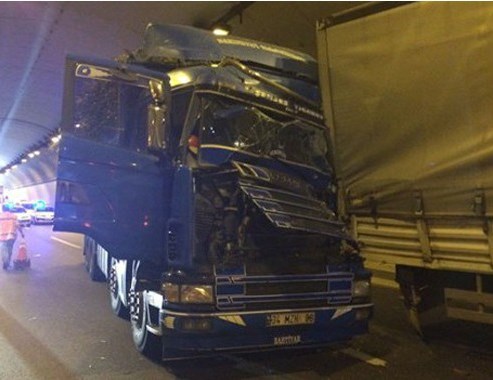 TEM’de 3 Tır Birbirine Girdi: 1Yaralı