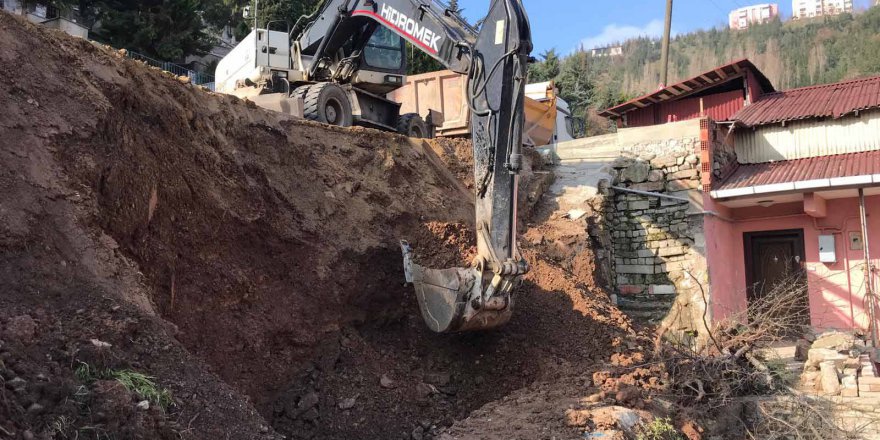 Toprak kayması olan kısma taş duvar