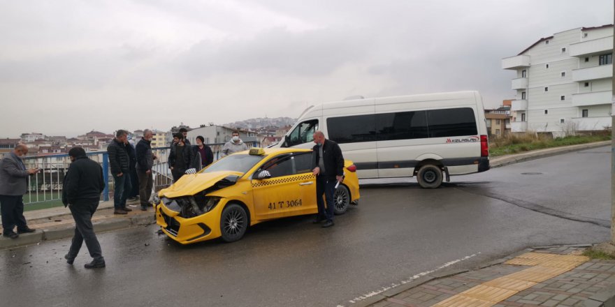 Servis minibüsüyle taksi çarpıştı