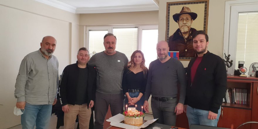 Gazetemize 21. yaş günü pastası