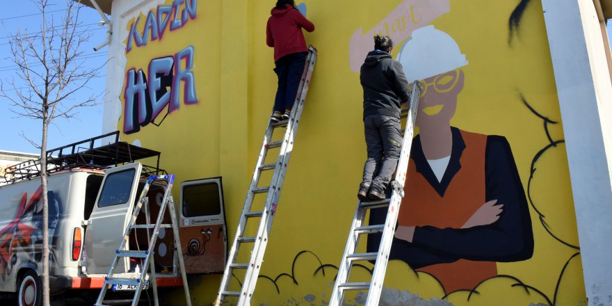 "Soğuk duvarlar" nişanlı  çiftin fırçasıyla güzelleşiyor