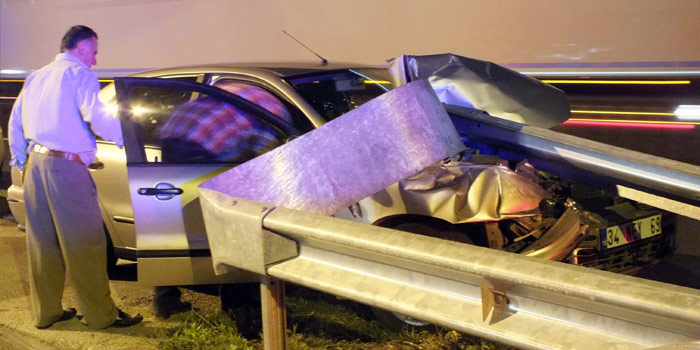 Bariyerlere ok gibi saplandı