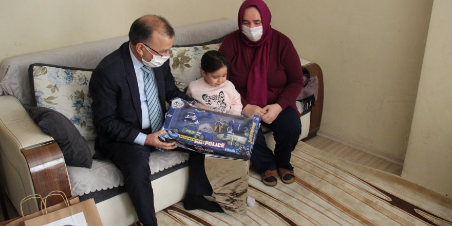 Yetim ve öksüz çocukları yalnız bırakmadı