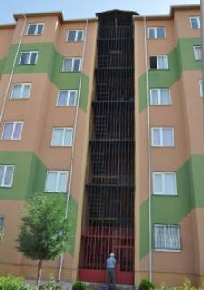 Bir buçuk yaşındaki çocuk beşinci kattan düştü