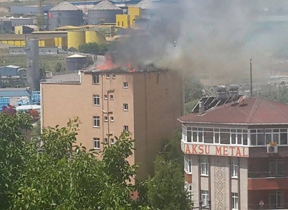 Çatı yangını korkuttu