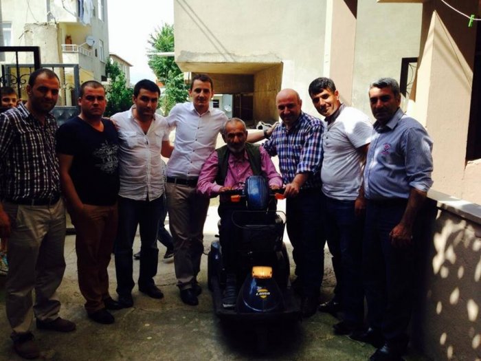 AKP’li Gençlerden engellilere akülü araç